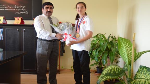  Süleyman Şah Ortaokulu öğrencilerinden Taekwondo Şampiyonası’nda dereceye giren Emine Nur PALAZ, spor öğretmeni ve okul idarecisi İlçe Milli Eğitim Müdürümüz Sn. Mehmet KILINÇ´ ı makamında ziyaret ettiler.